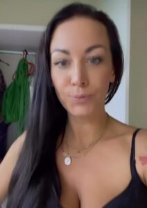 Agáta Hanychová před domem rozprodává oblečení. Zdroj: IG