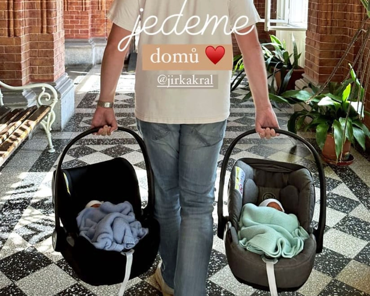 Jirka Král si v pondělí odnesl dvojčata z porodnice U Apolináře. Foto: IG