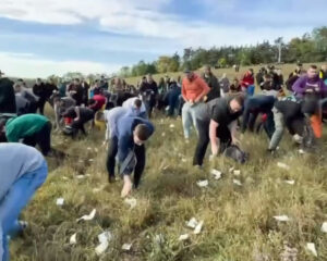 Kazma poprvé ukázal video, jak vysypal z vrtulníku milion dolarů. Zdroj: IG/Kazma