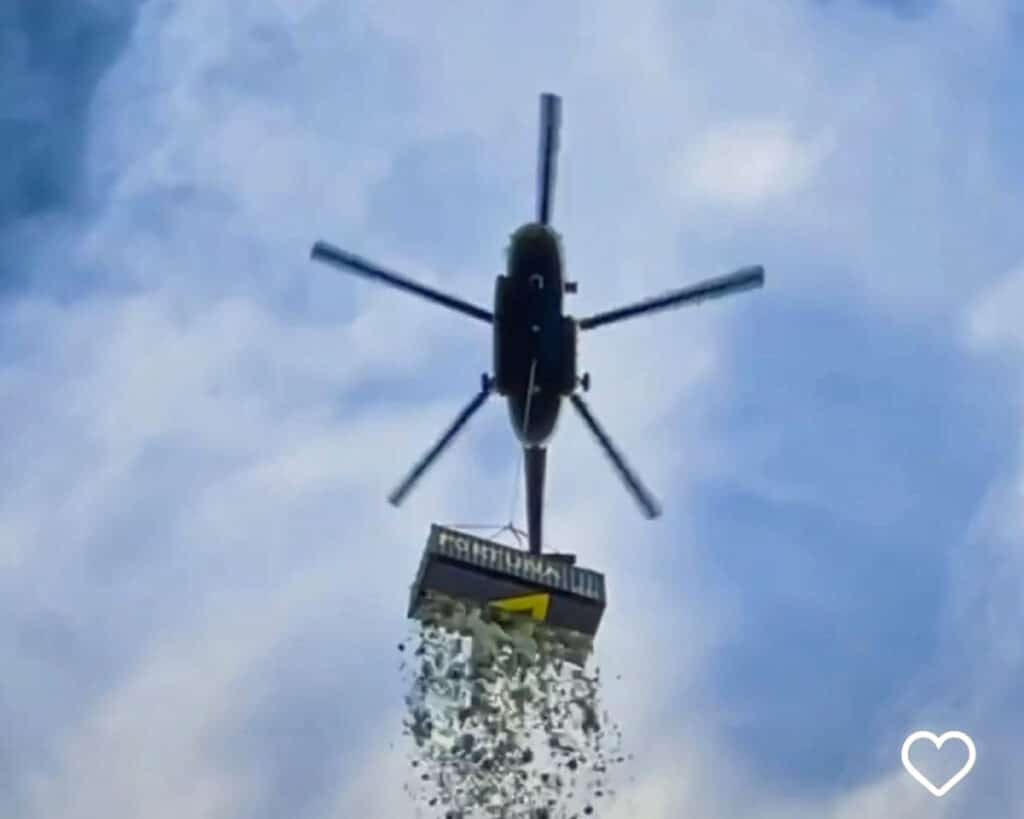 Kazma poprvé ukázal video, jak vysypal z vrtulníku milion dolarů. Zdroj: IG/Kazma