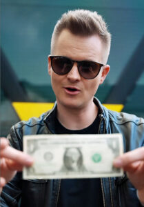 Kazma rozdá milion dolarů, shodí je z vrtulníku. Zdroj: IG
