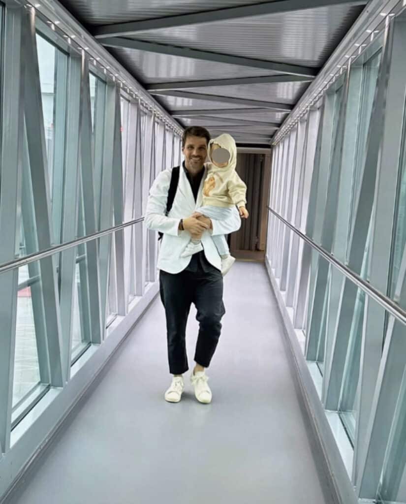 Leoš Mareš nastupuje s dcerou Alex do letadla. Zdroj: IG