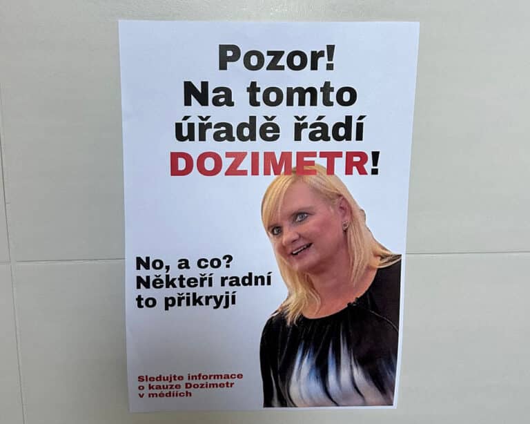 Letáky s hejtmankou Petrou Peckovou na krajském úřadu Středočeského kraje. Zdroj: síť X