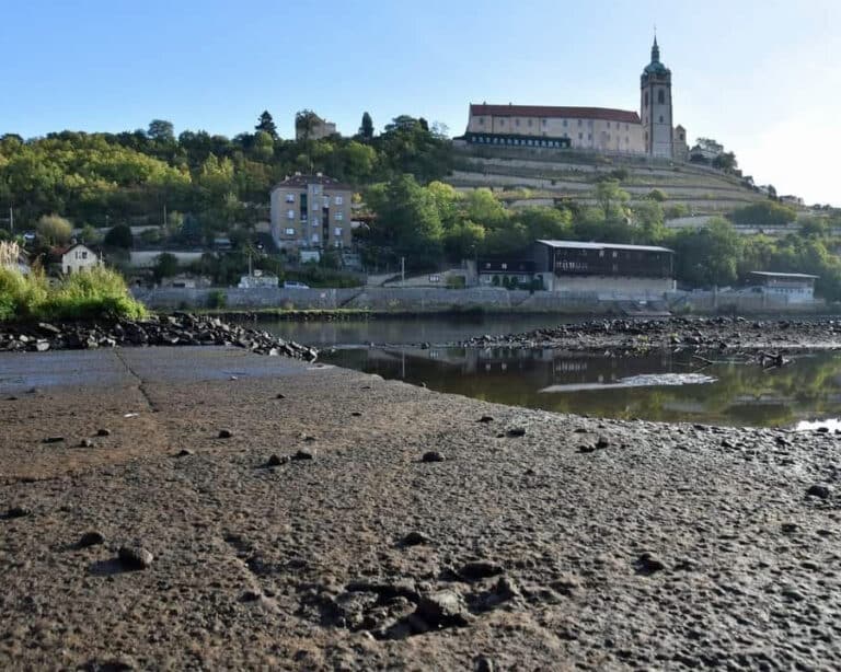 Labe u Mělníka je kvůli havárii jezu bez vody. Foto: Helena Gajdošíková / město Mělník