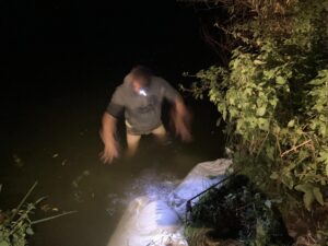 Rybáři zachraňují z tůní na Labi ryby i další živočichy a snaží se je utěsnit. Foto FB / Marek Macholda