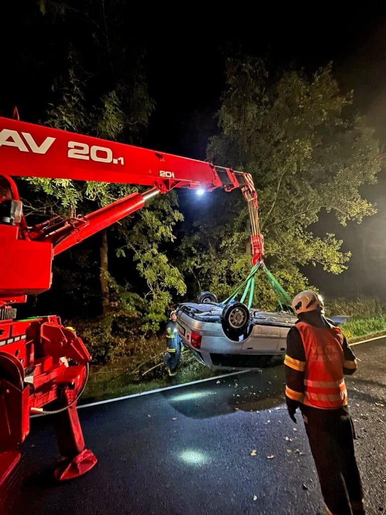 Nehoda Audi u Čakova na Českobudějovicku. Foto: HZS JHK