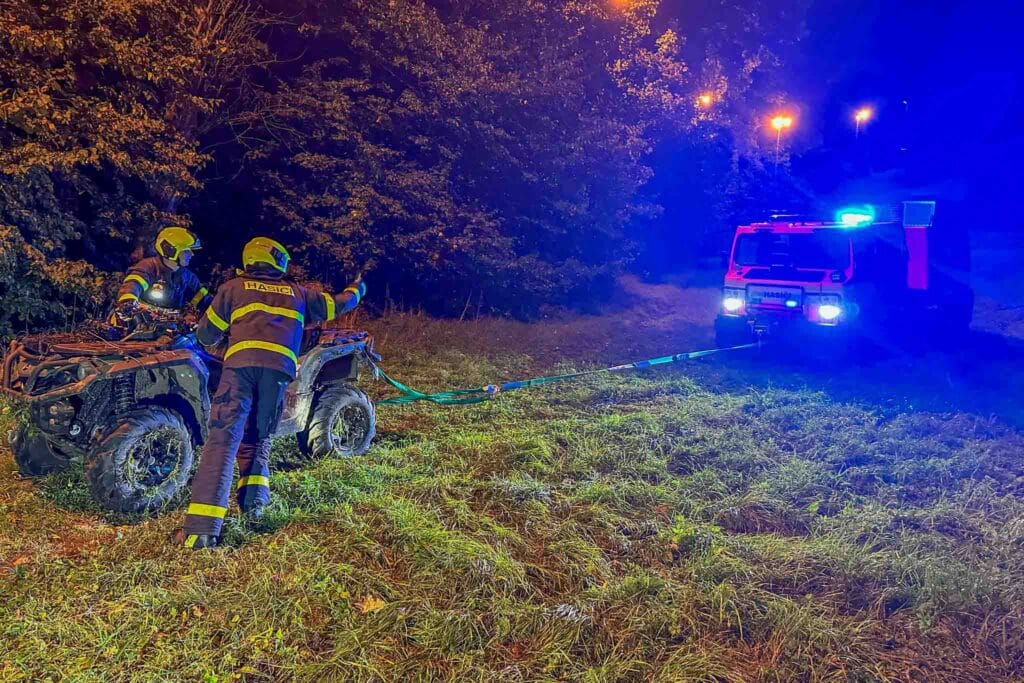 Tragická nehoda čtyřkolky v Kojetíně. Zasahovali záchranáři i hasiči. Foto: HZS