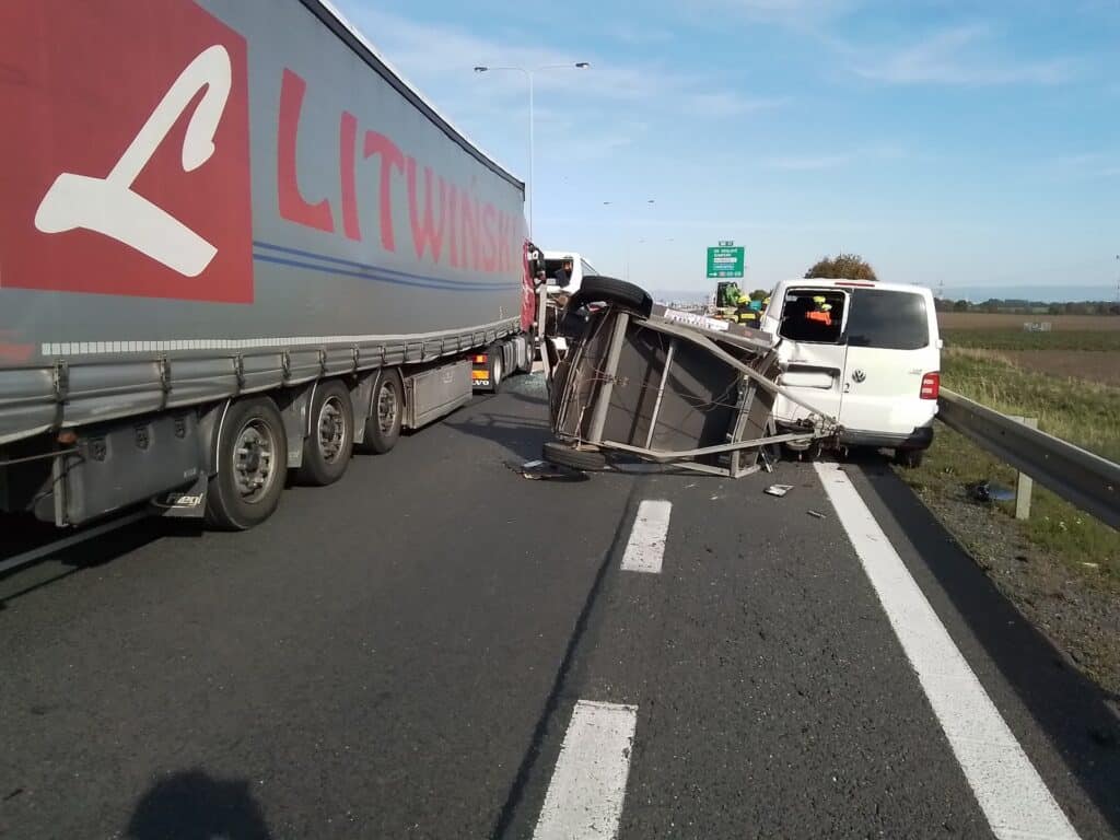 Nehoda kamionů a autobusu na dálnici D46. Foto: HZS