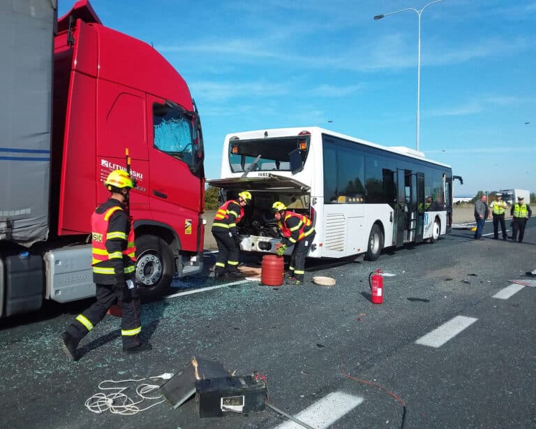 Nehoda kamionů a autobusu na dálnici D46. Foto: HZS