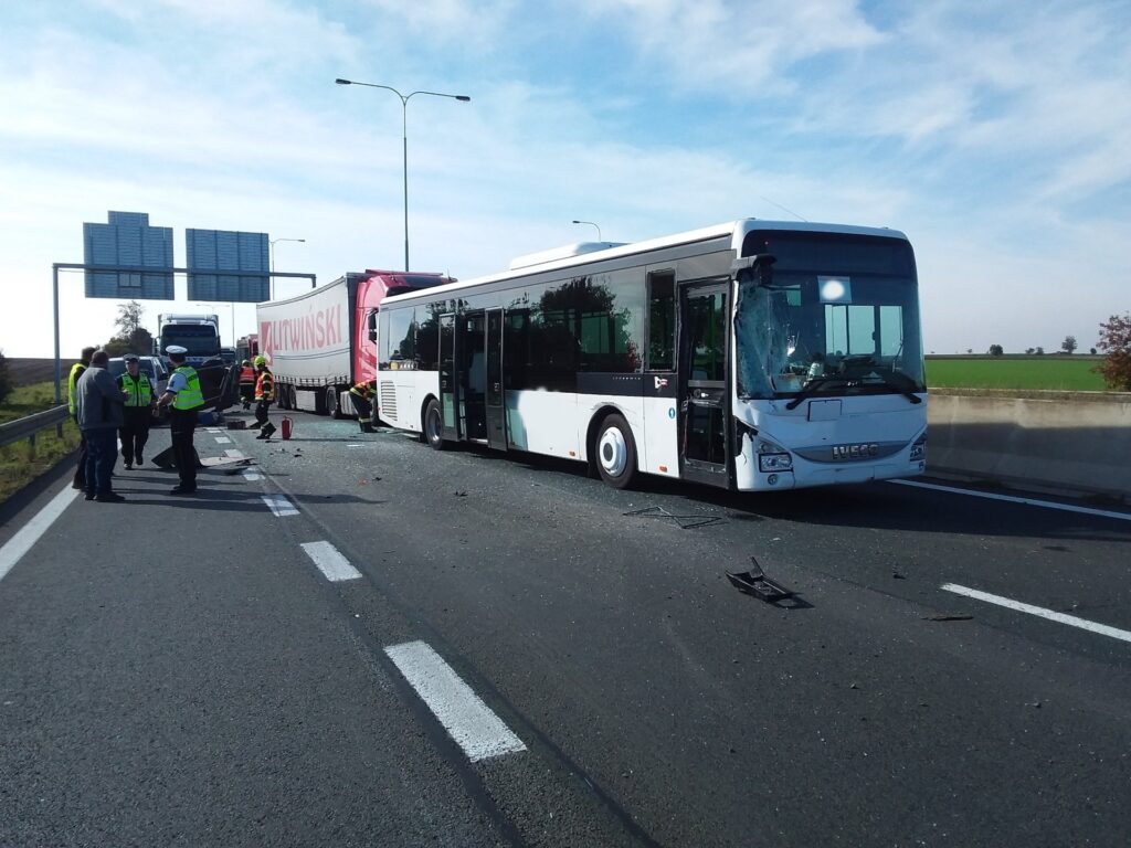 Nehoda kamionů a autobusu na dálnici D46. Foto: HZS