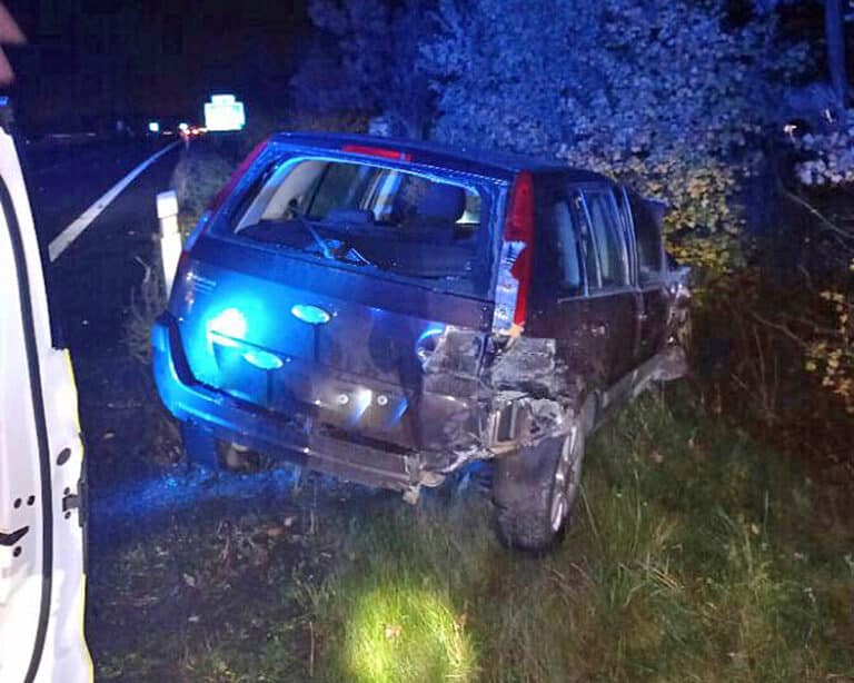 Osobní auto Ford bylo srážce vymrštěno mimo dálnici. Jeho řidič z auta vypadl a přejel ho kamion. Foto: PČR