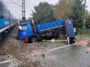 Nehoda vlaku a nákladního vozu ve Vikýřovicích u Šumperka. Foto: PČR