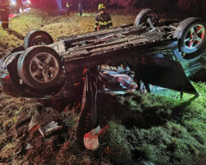 Vážná nehoda u Bonětic. Auto skončilo na střeše. Foto: HZS Bor
