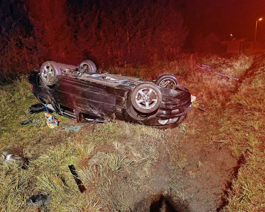 Vážná nehoda u Bonětic. Auto skončilo na střeše. Foto: HZS Bor