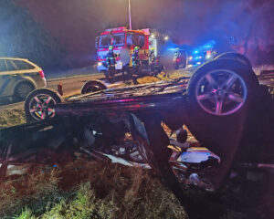 Vážná nehoda u Bonětic. Auto skončilo na střeše. Foto: HZS Bor