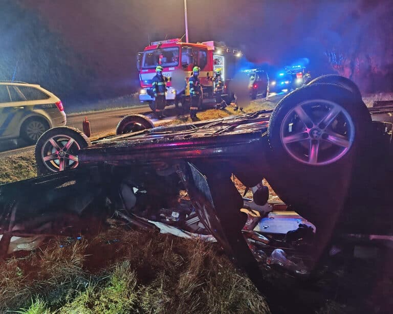 Vážná nehoda u Bonětic. Auto skončilo na střeše. Foto: HZS Bor