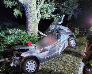 Řidička Mercedesu na Chrudimsku narazila do stromu. Foto: HZS PK