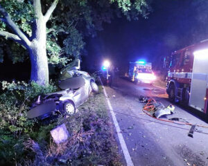 Řidička Mercedesu na Chrudimsku narazila do stromu. Foto: HZS PK