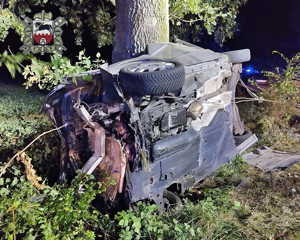 Řidička Mercedesu na Chrudimsku narazila do stromu. Foto: HZS PK