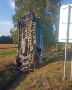 Dodávka se u Lukavice zapíchla do příkopu a obrátila se na výšku. Foto: Michal Vařecha