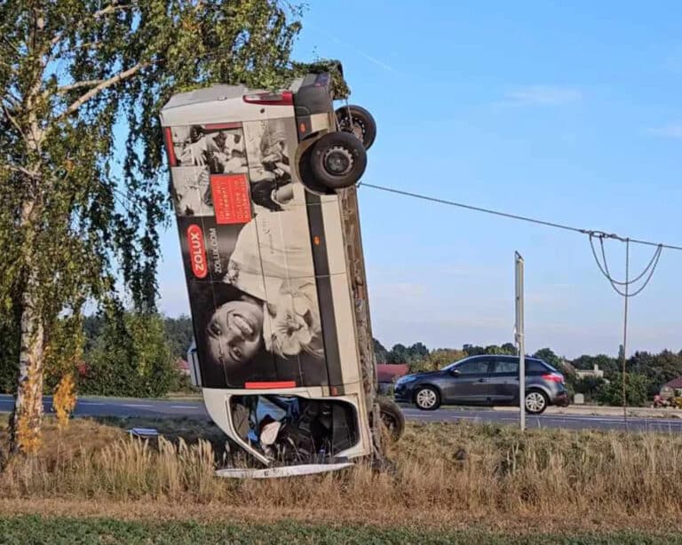 Dodávka se u Lukavice zapíchla do příkopu a obrátila se na výšku. Foto: Michal Vařecha