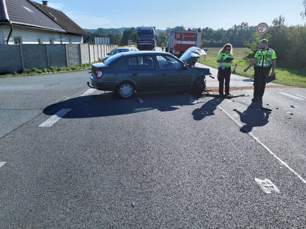 Nehoda dodávky a auta u Lukavice. Foto: HZS