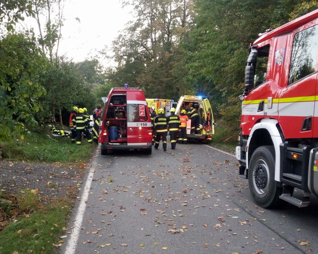 U Dolní Radechové narazil řidič do stromu, nehodu nepřežil. Foto: HZS