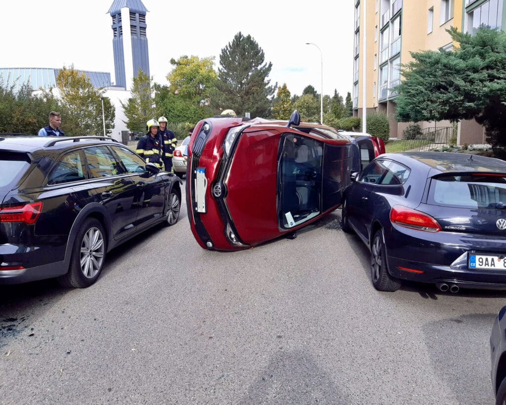 Nehoda v Ledvinově ulici v Praze. Foto: HZS