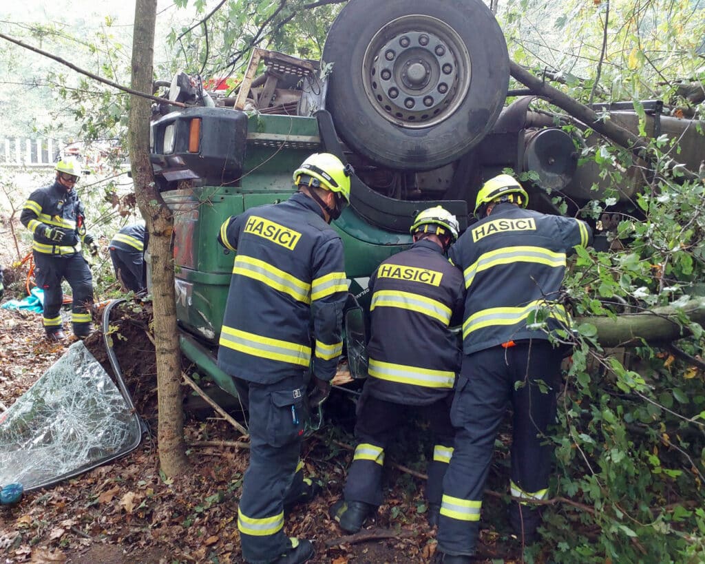 Nehoda nákladního vozu Liaz u Pardubic. Foto: HZS