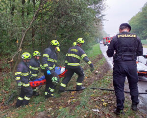 Nehoda nákladního vozu Liaz u Pardubic. Foto: HZS