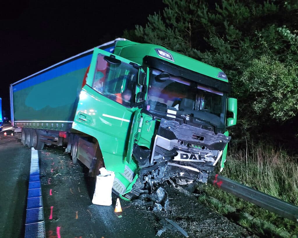 Tragická nehoda kamionu a auta u Linhartic. Foto: HZS PK