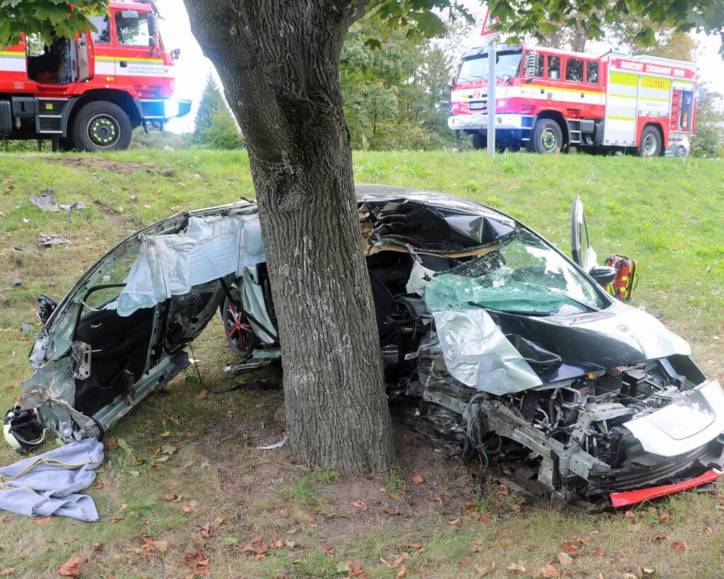 Řidič v Malšovicích u Hradce Králové rozpáral auto o strom. Foto: HZS