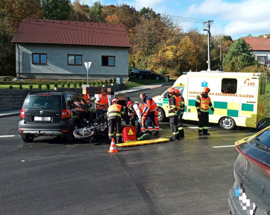 Nehoda auta a motorkáře v Kaňovicích. Foto: HZS Zlín