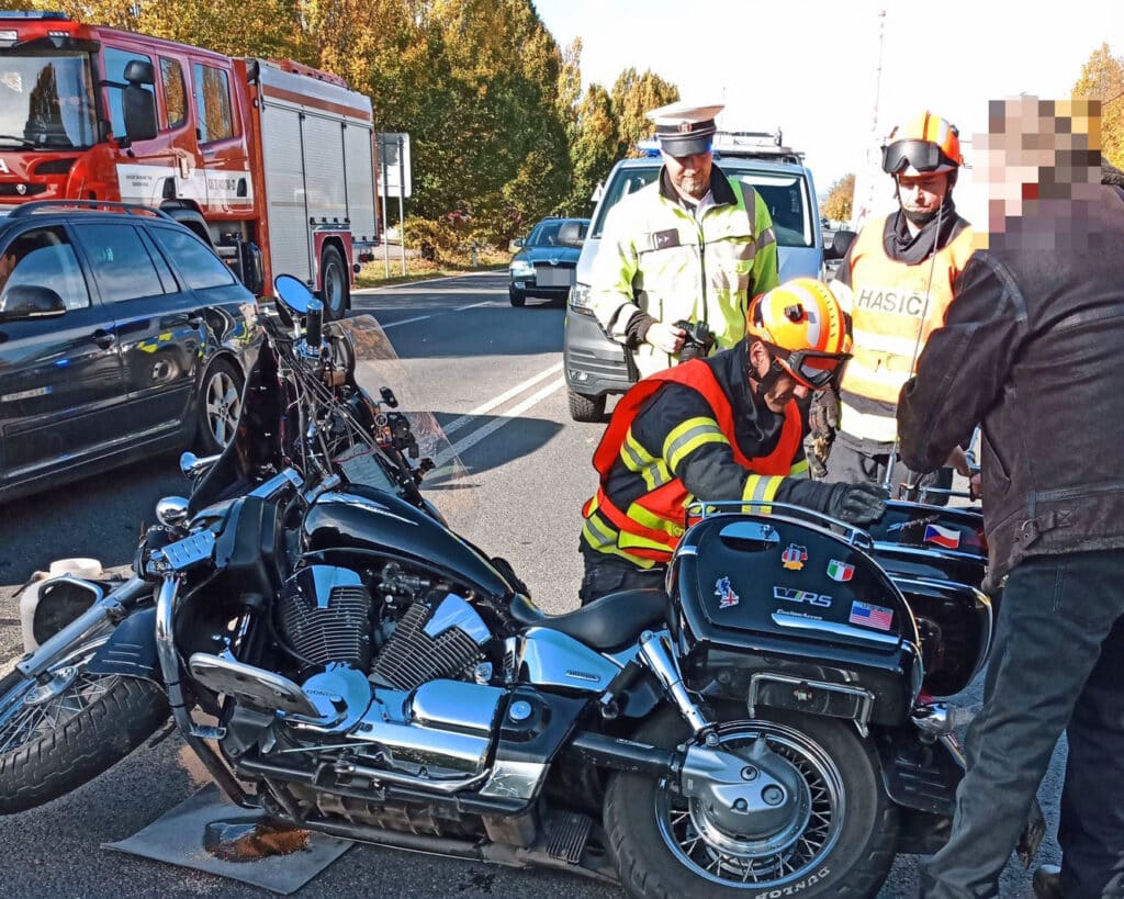 Nehoda motorkáře ve Valašském Meziříčí. Foto: HZS