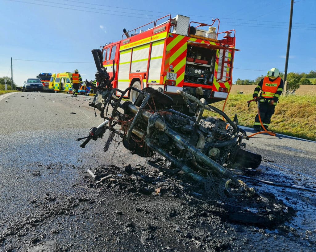 Tragická nehoda motorky a auta u Pohořílek na Novojičínsku. Foto: HZS