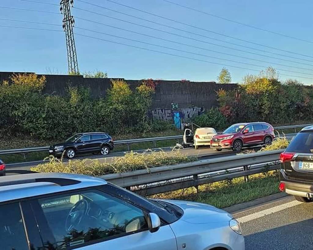 Nehoda na 6. kilometru D1 u Prahy v pondělí ráno. Foto. FB/Martin Zderadička