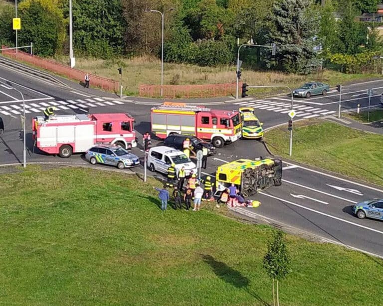 Nehoda sanitky a auta v Ostrově. Foto: FB