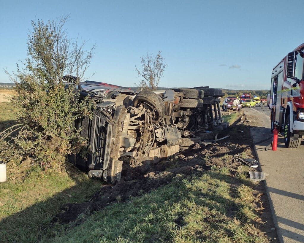 Tragická nehoda nákladního automobilu a osobního auta u Svitav. Foto: HZS