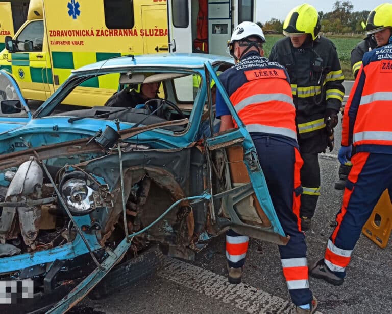 Nehoda Trabantu a Superbu ve Starém Městě. Foto: HZS