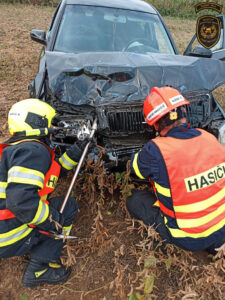Nehoda Trabantu a Superbu ve Starém Městě. Foto: HZS