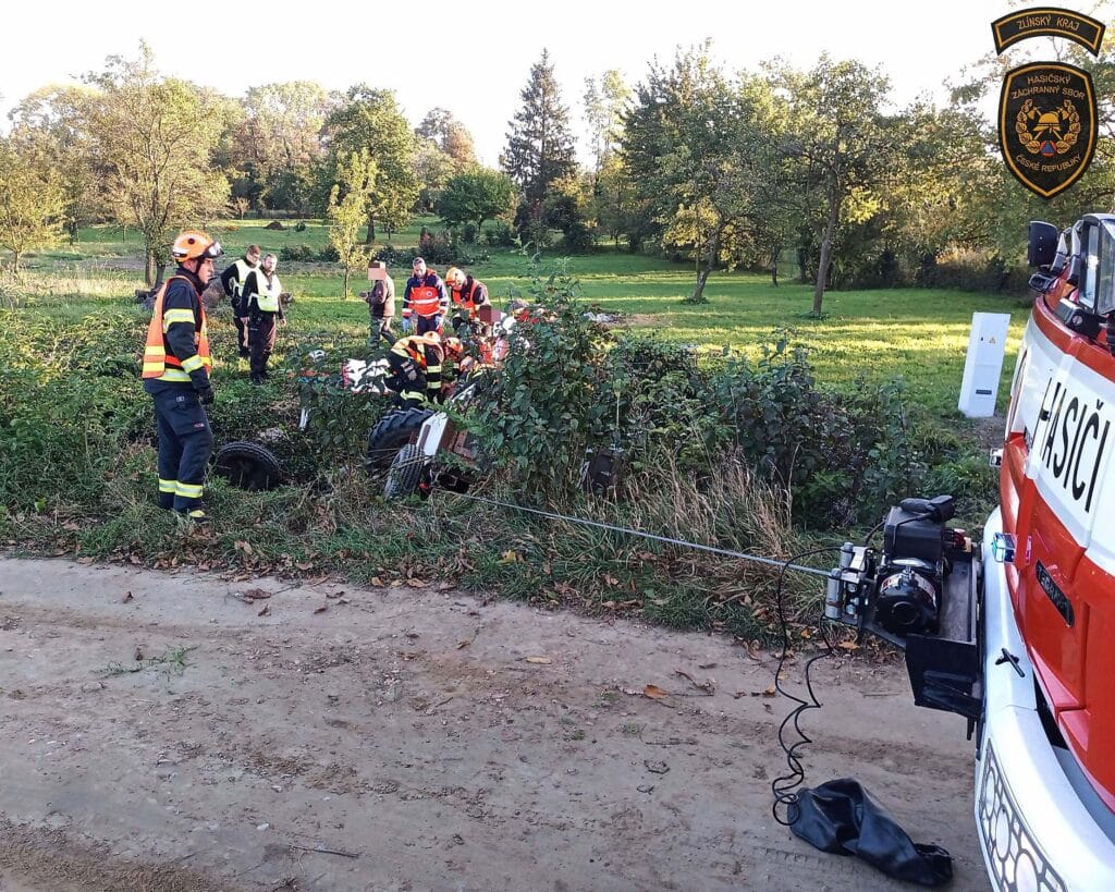Nehoda traktoru v Loukově na Kroměřížsku. Foto: HZS ZLK