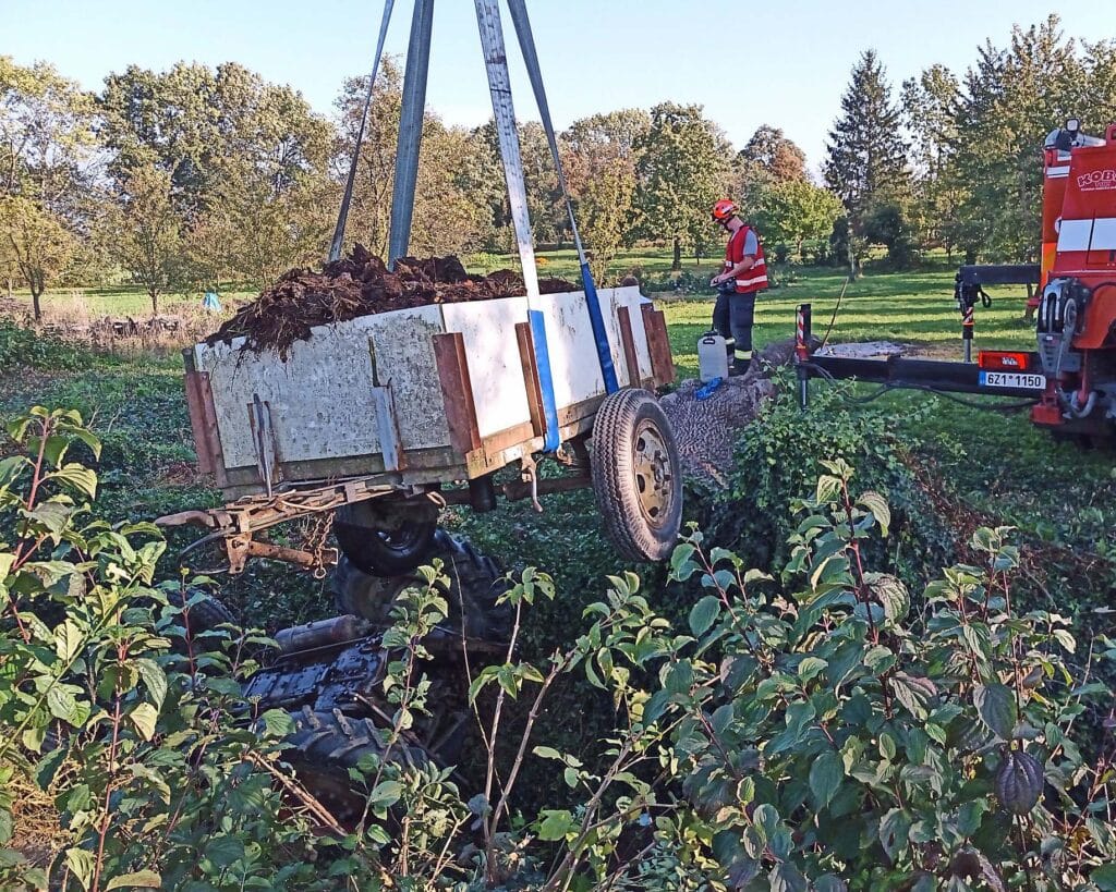 Nehoda traktoru v Loukově na Kroměřížsku. Foto: HZS ZLK