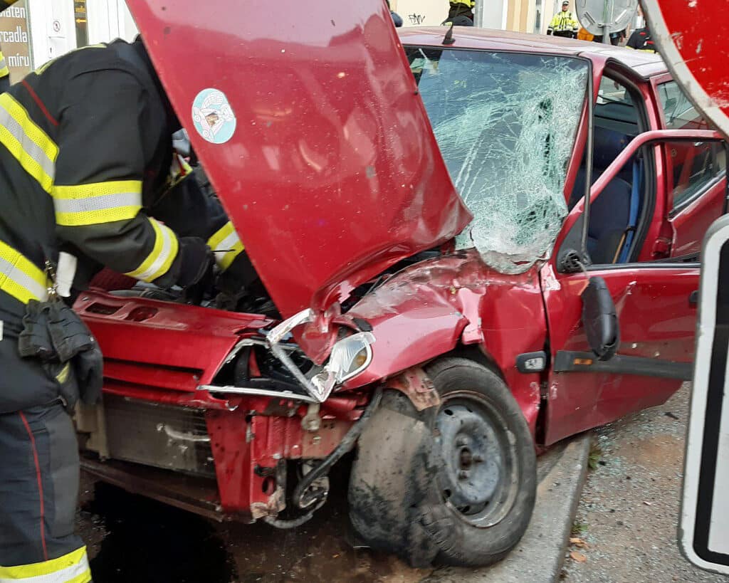 Nehoda auta a tramvaje v Klapkově ulici v Praze. Foto: HZS