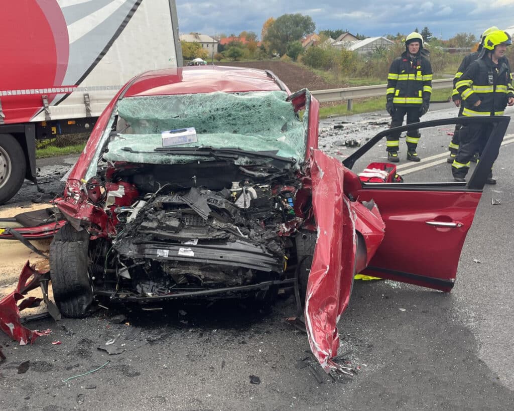Tragická nehoda auta a kamionu u Třebíze. Foto: HZS