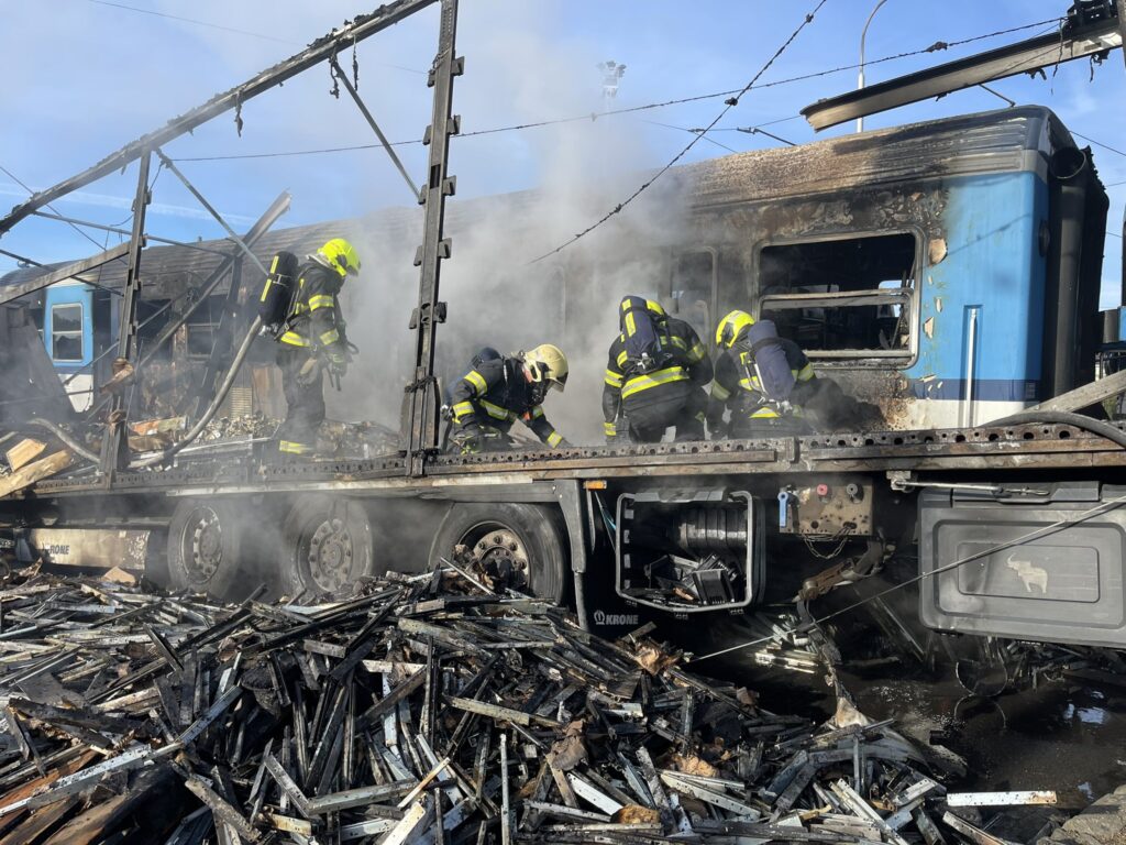 Hasiči dohašují požár po nehodě vlaku a kamionu v Olomouci. Foto: HZS