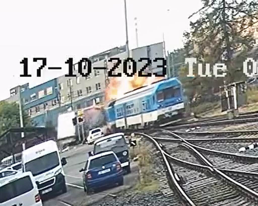 Nehodu vlaku a kamionu v Olomouci zachytily kamery. Zdroj: PČR