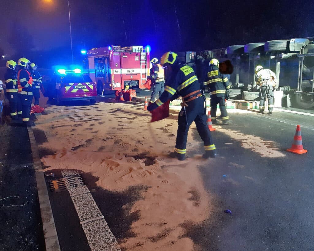 Nehoda kamionu v Karlovarské ulici. Foto: HZS Praha
