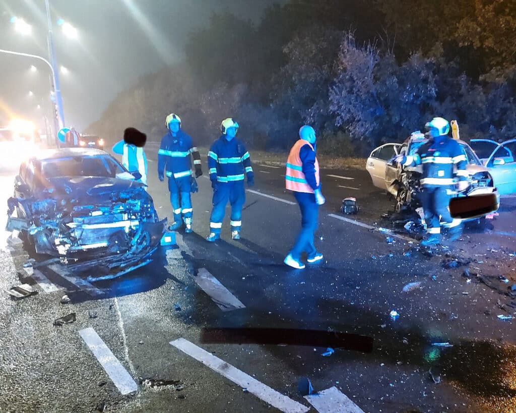 Nehoda dvou aut na pražském Chodově. Foto: HZS