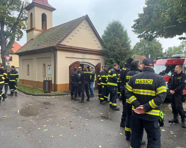 Hasiči a policisté pátrají po mladém muži, který zmizel v Lozicích na Chrudimsku. Foto: HZS