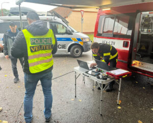 Hasiči a policisté pátrají po mladém muži, který zmizel v Lozicích na Chrudimsku. Foto: HZS